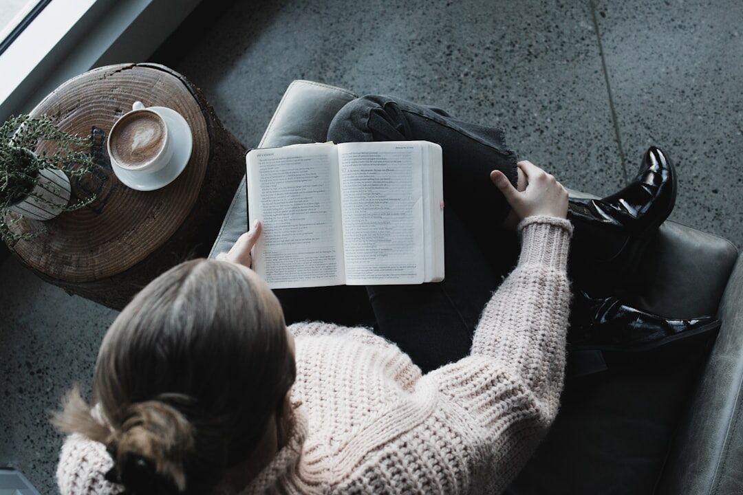 blogger reading detective novel